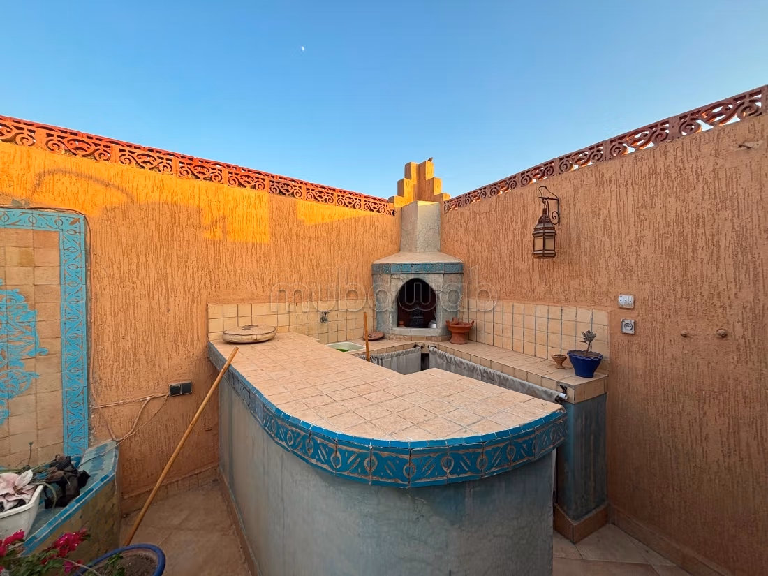 Riad à la vente à Ennakhil Palmeraie. Surface totale 74 m². Salon typique marocain, résidence sécurisée