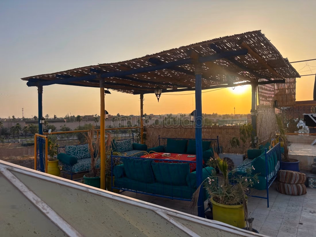Riad à la vente à Ennakhil Palmeraie. Surface totale 74 m². Salon typique marocain, résidence sécurisée
