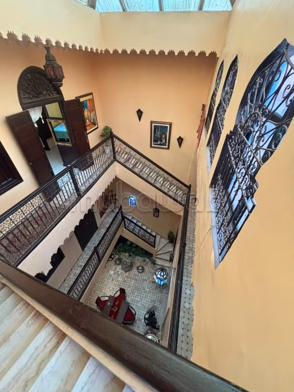 Riad à la vente à Ennakhil Palmeraie. Surface totale 74 m². Salon typique marocain, résidence sécurisée