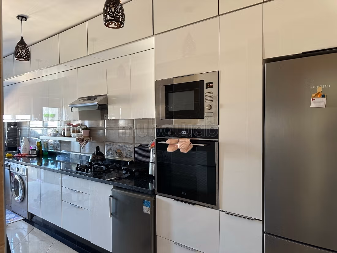Appartement à vendre à El khouzama. 
3 belles chambres. 
Meublé