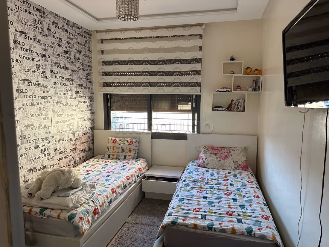 Appartement à vendre à El khouzama. 
3 belles chambres. 
Meublé — 2