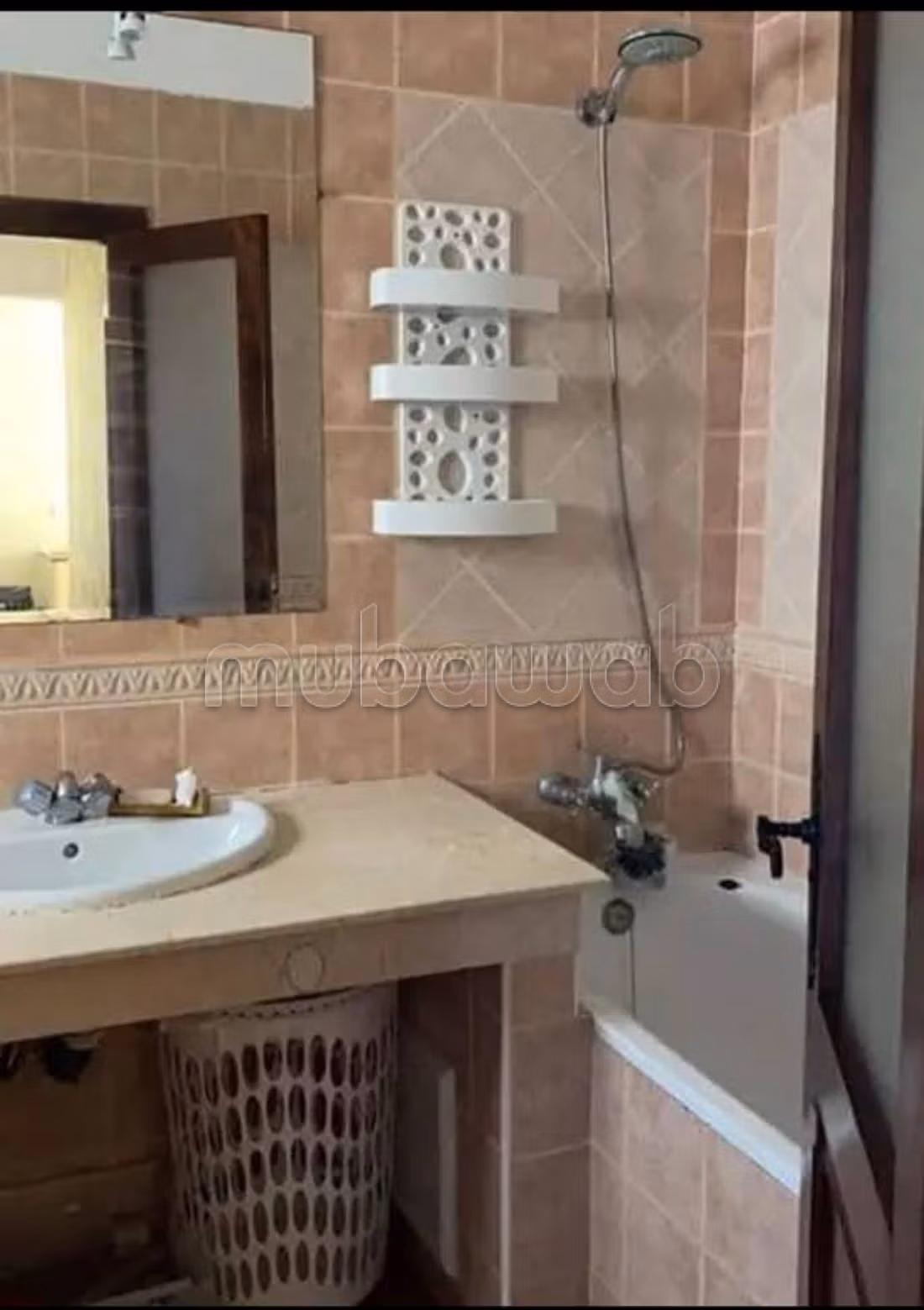 Bellissimo appartamento in affitto a M'Diq. 2 camere da letto confortevoli. Posti auto e terrazza