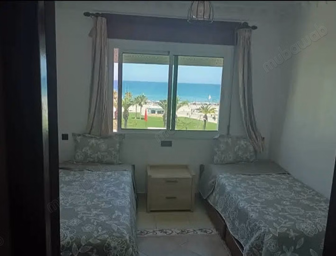 Appartement en location à M'Diq. Superficie 68 m². Système de parabole et salon marocain