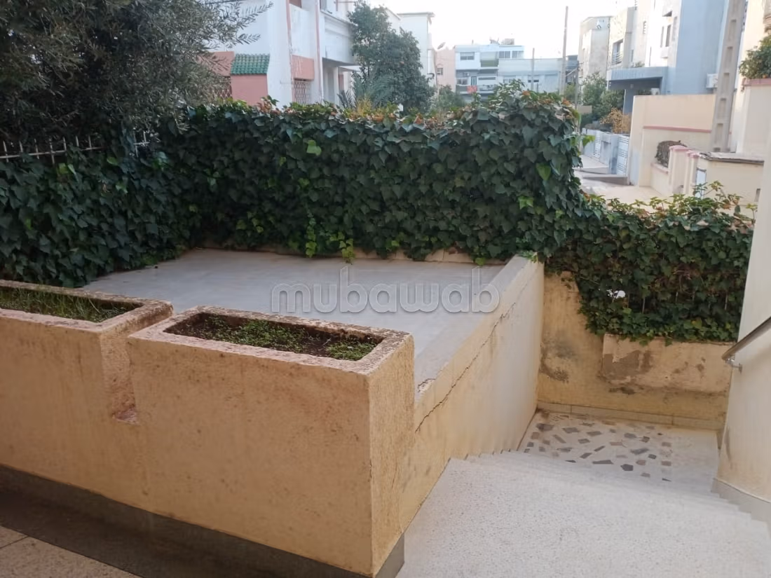 Vente villa à Al Adarissa. 4 salons, 6 chambres. Grande terrasse