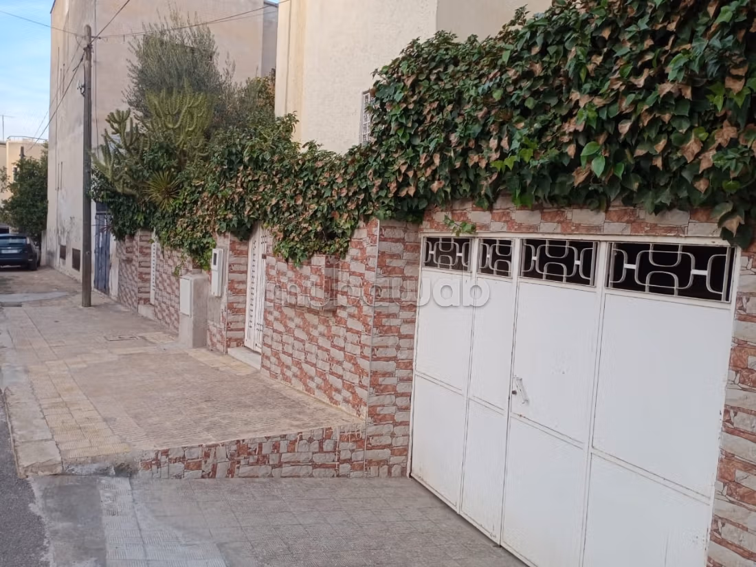 Vente villa à Al Adarissa. 4 salons, 6 chambres. Grande terrasse