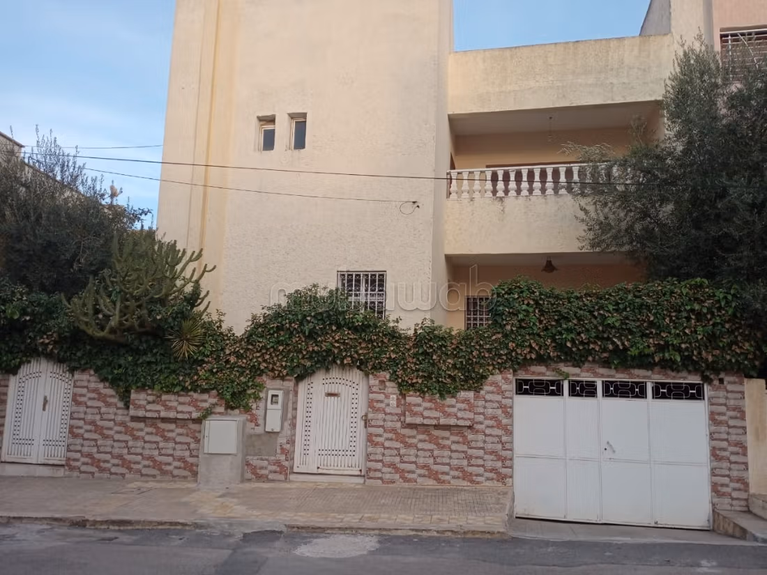 Vente villa à Al Adarissa. 4 salons, 6 chambres. Grande terrasse