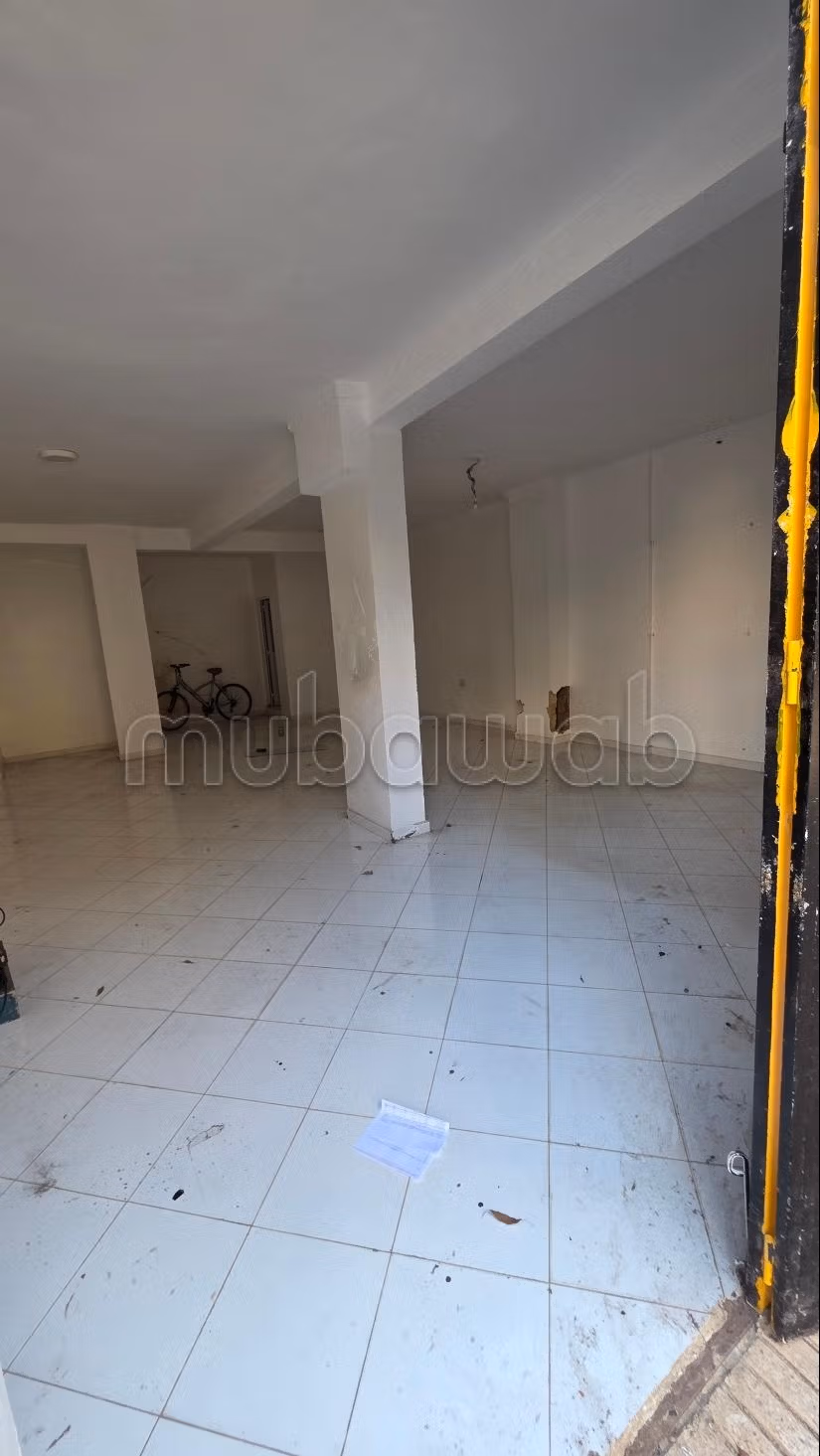 محل تجاري للبيع مساحته 58متر 
مكناس بالضبط منتزه ثلاث تقريبا على طريق الرباط