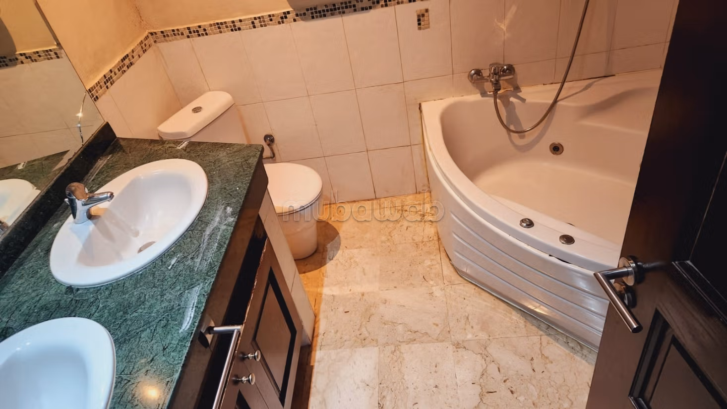 Location Magnifique appartement vide au dernier étage à racine — 4