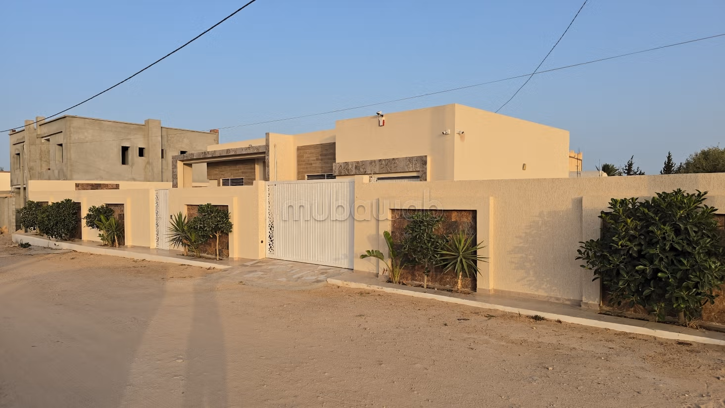Location villa de haut standing à Midoun. Surface de 550 m². Climatisation et piscine