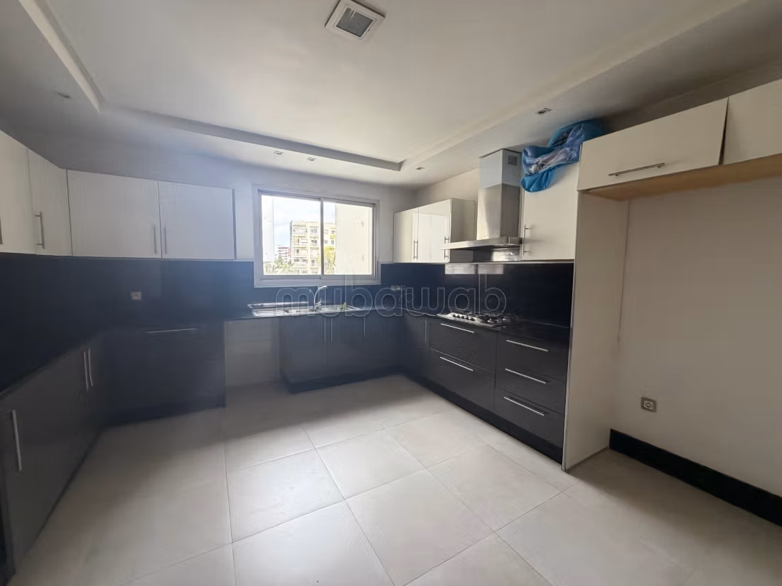 Bel appartement en location à Maârif. 
3 chambres. 
Conciergerie à disposition, système de climatisation — 2