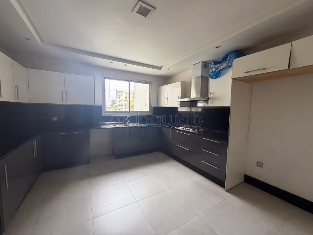 Bel appartement en location à Maârif. 
3 chambres. 
Conciergerie à disposition, système de climatisation — 3