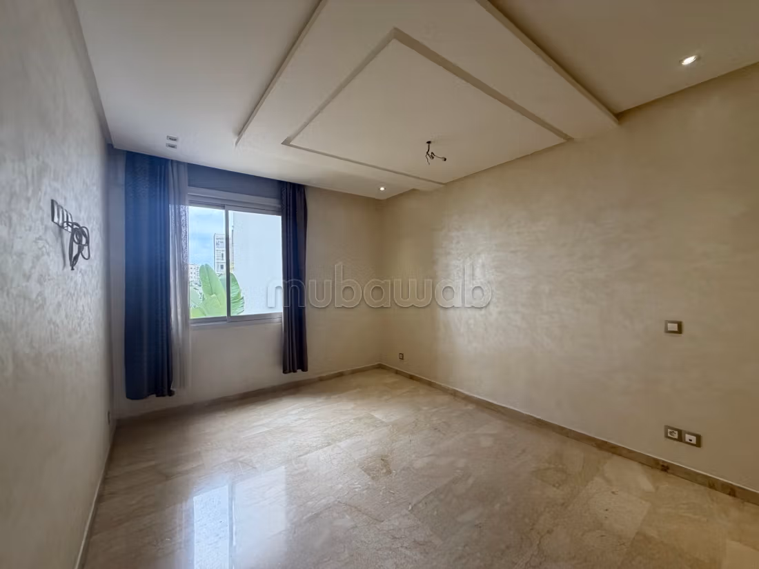 Bel appartement en location à Maârif. 
3 chambres. 
Conciergerie à disposition, système de climatisation — 4