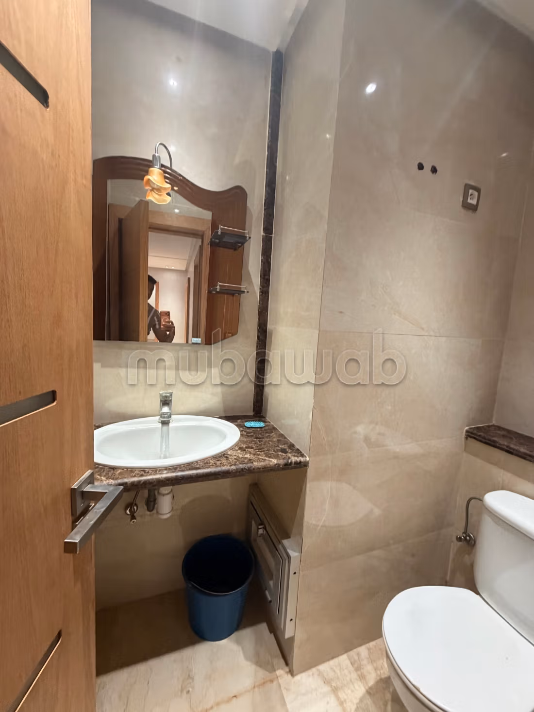 Bel appartement en location à Maârif. 
3 chambres. 
Conciergerie à disposition, système de climatisation — 6