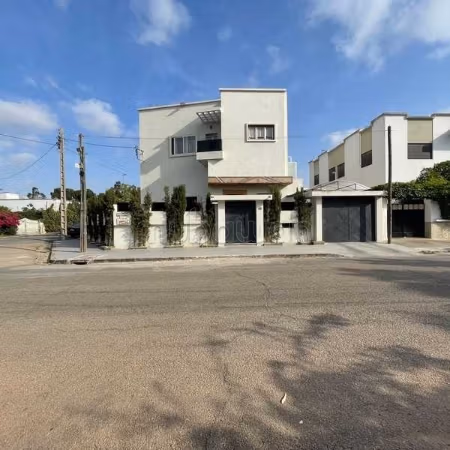 Villa à Vendre de 434.0 m² à Casablanca, 
Hopitaux