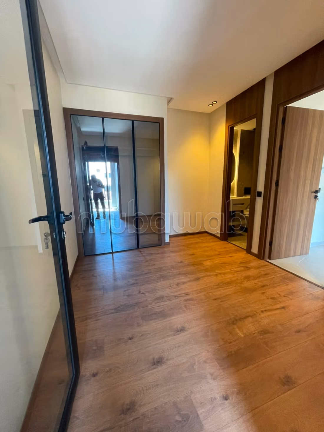 Location d'un appartement à Les Hôpitaux.
1 Pièce.
Porte blindée et système de double vitrage