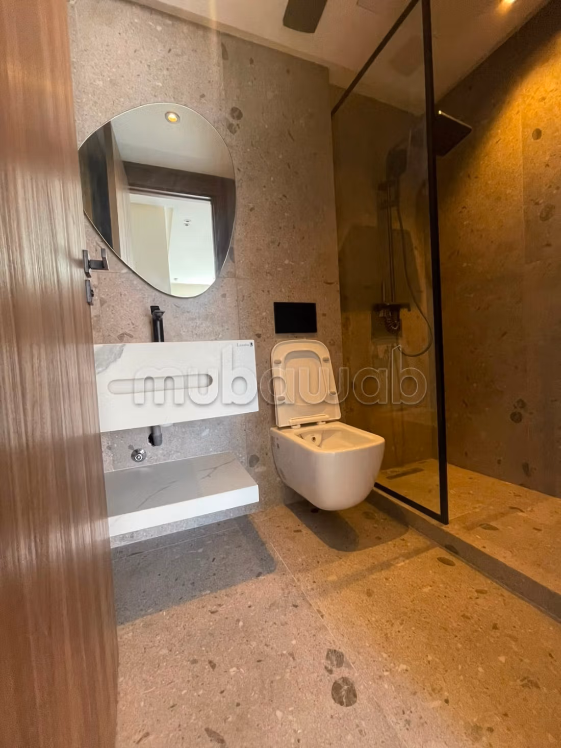 Location d'un appartement à Les Hôpitaux.
1 Pièce.
Porte blindée et système de double vitrage — 4