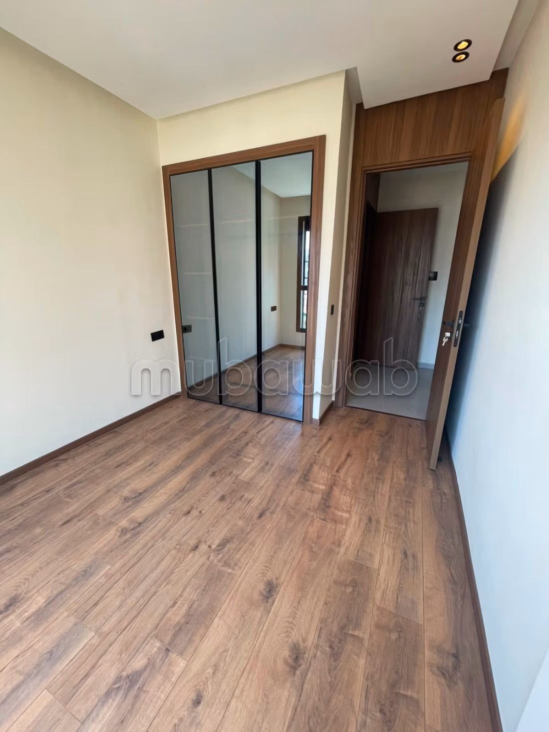 Location d'un appartement à Les Hôpitaux.
1 Pièce.
Porte blindée et système de double vitrage — 5