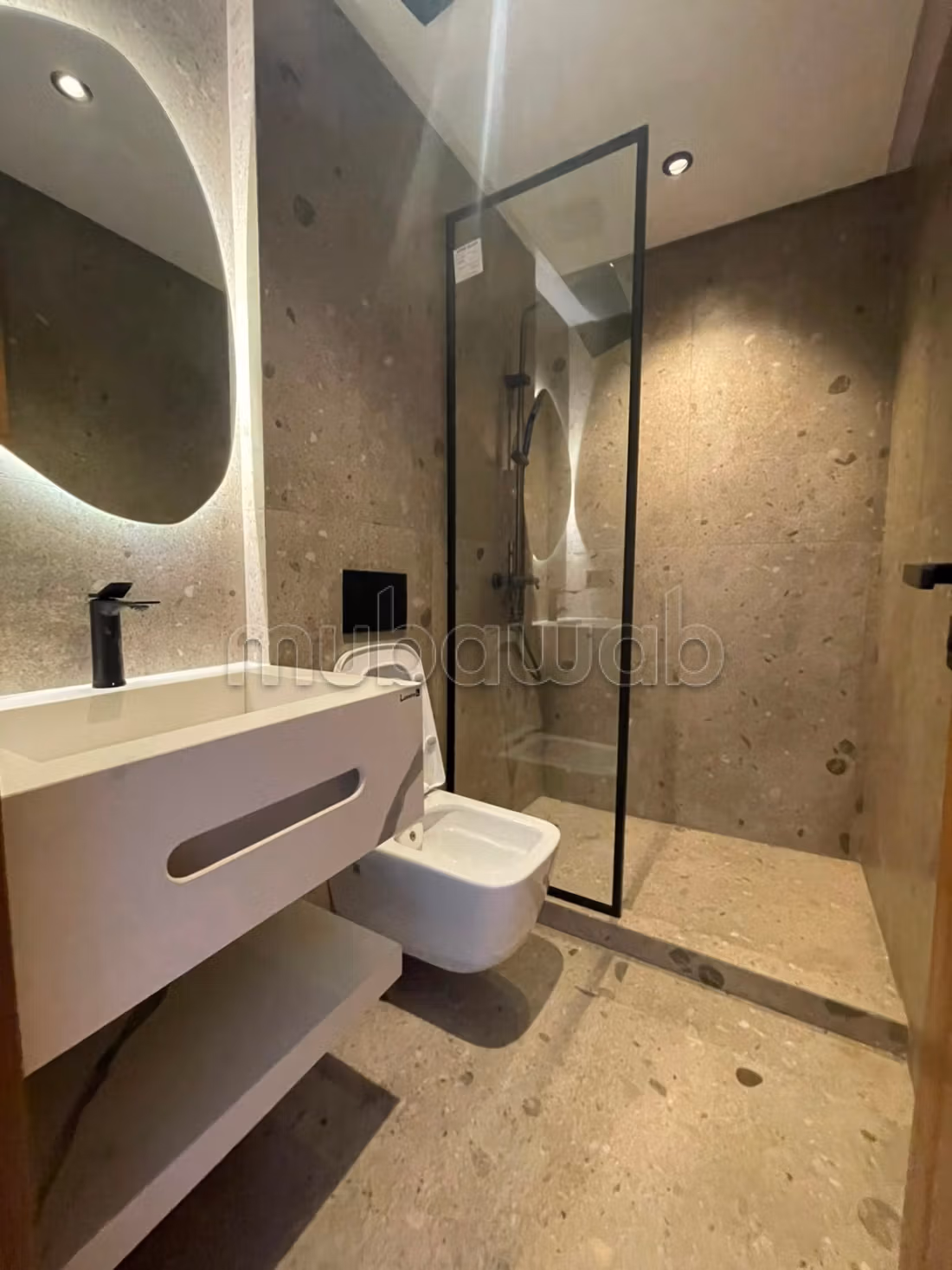 Location d'un appartement à Les Hôpitaux.
1 Pièce.
Porte blindée et système de double vitrage — 6