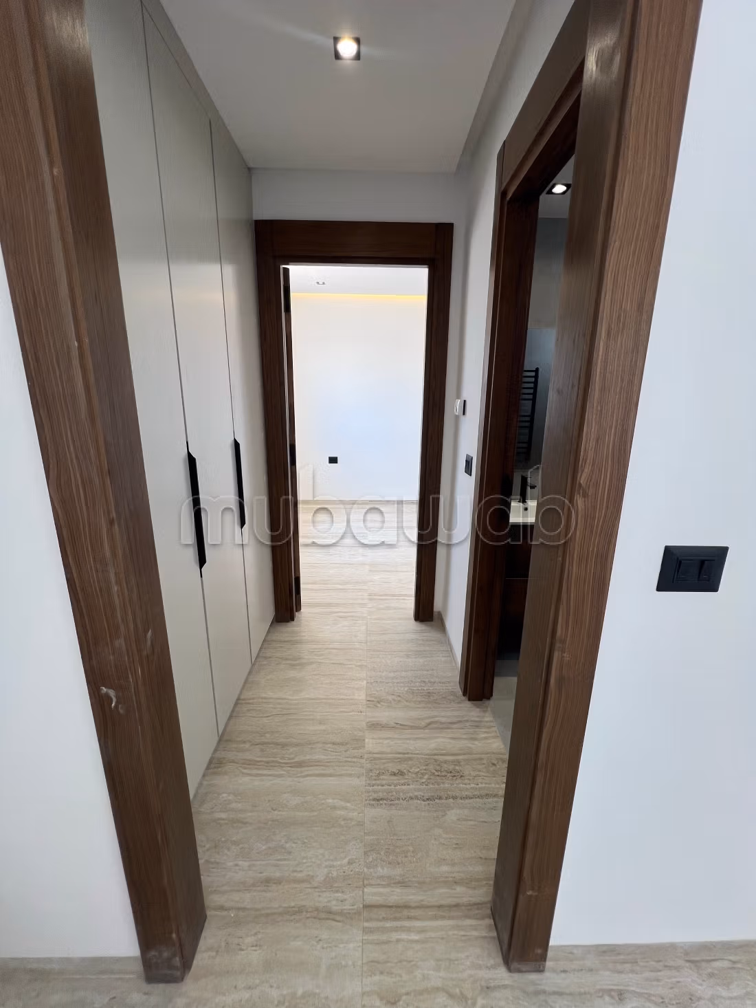 Bel appartement à vendre. Surface totale 52 m². Porte blindée et système de double vitrage
