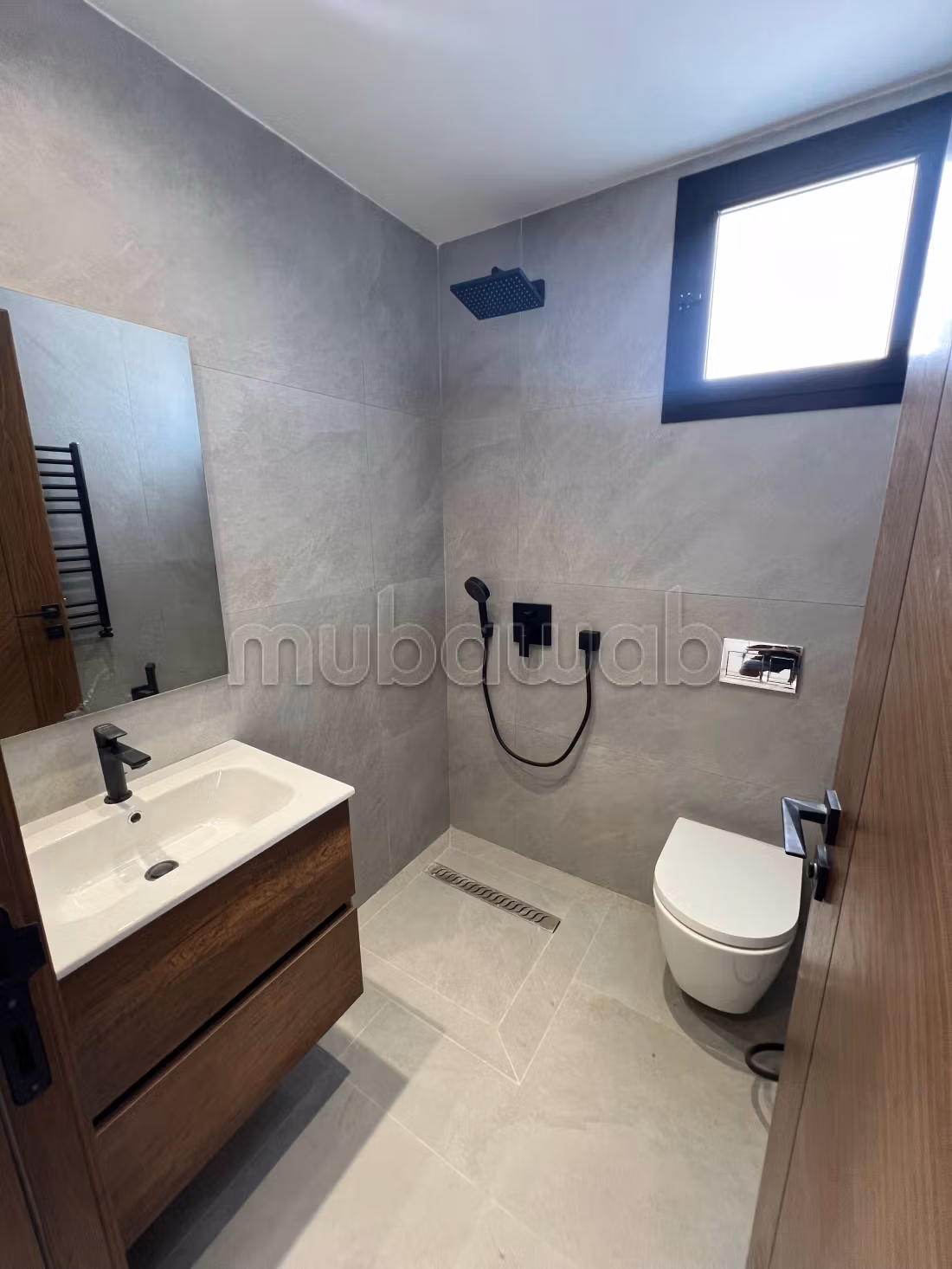 Bel appartement à vendre. Surface totale 52 m². Porte blindée et système de double vitrage