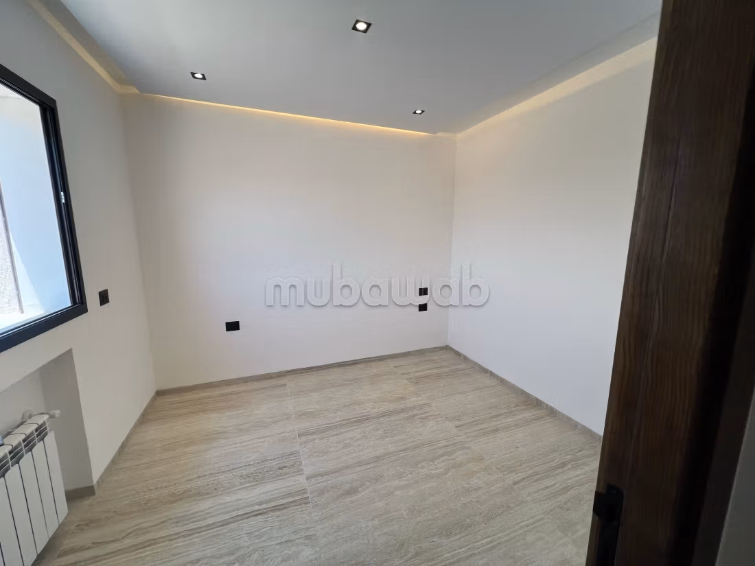 Bel appartement à vendre. Surface totale 52 m². Porte blindée et système de double vitrage