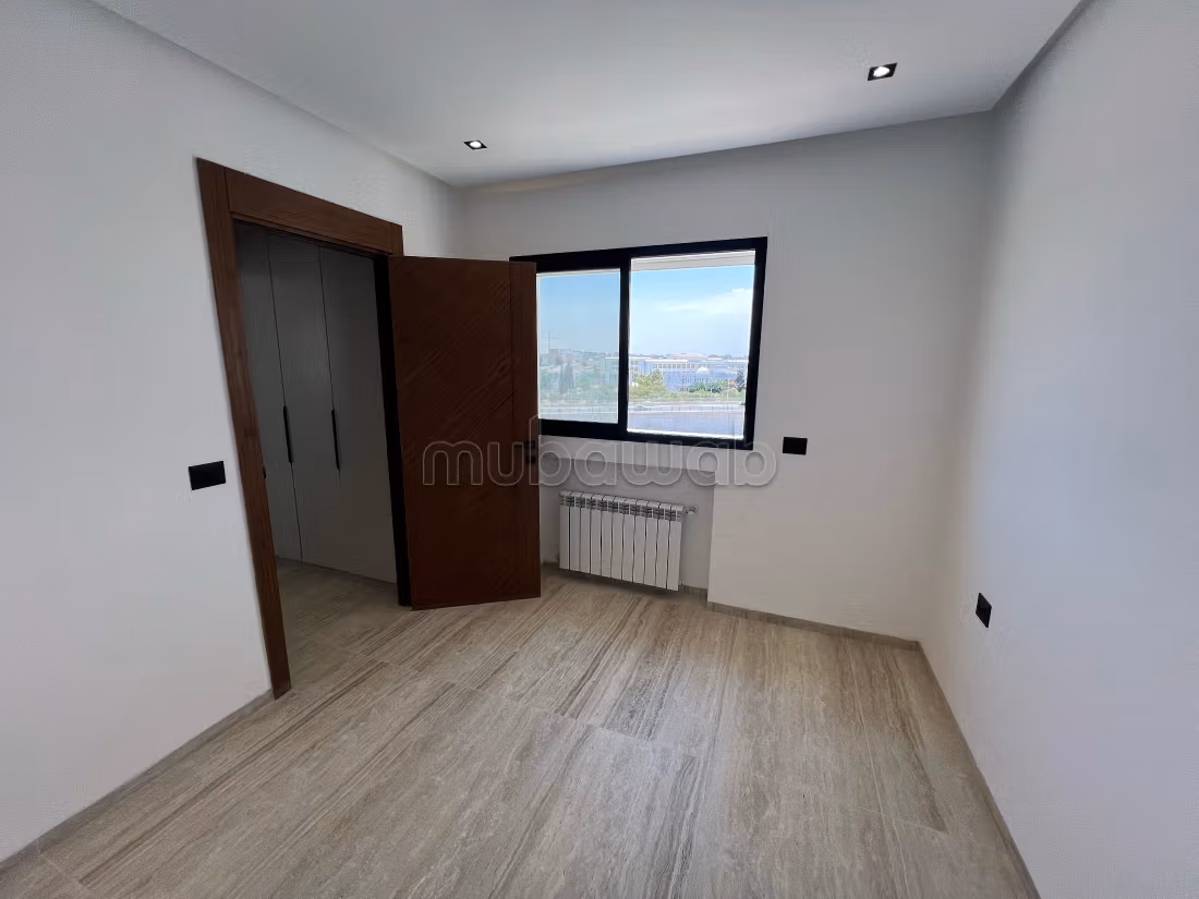 Bel appartement à vendre. Surface totale 52 m². Porte blindée et système de double vitrage
