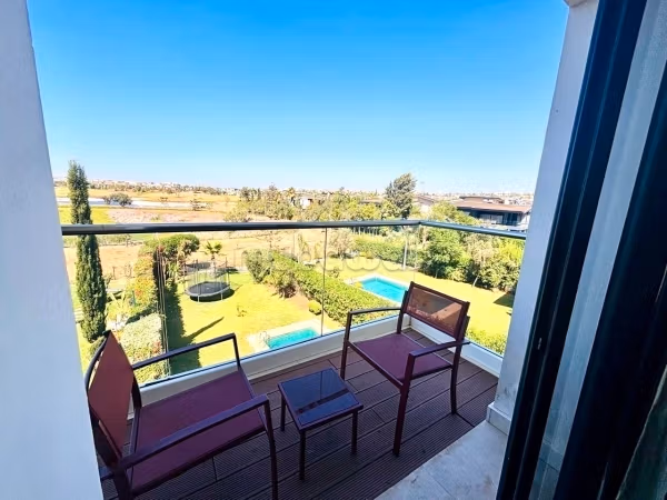 Impecable apartamento de 2 habitaciones amueblado con vista a la piscina y habitación de personal