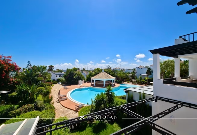 High quality villa for sale. 6 large living areas. Swimming pool, air conditioning