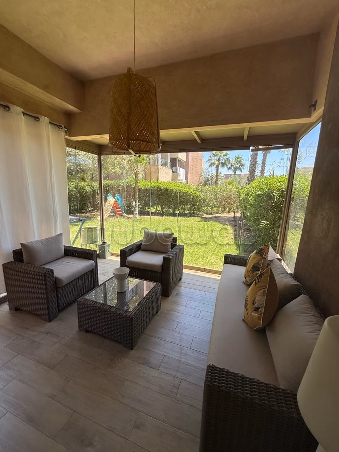 Très bel appartement pour une location saisonnière à Agdal. 4 pièces. Prestation de conciergerie, belle Piscine