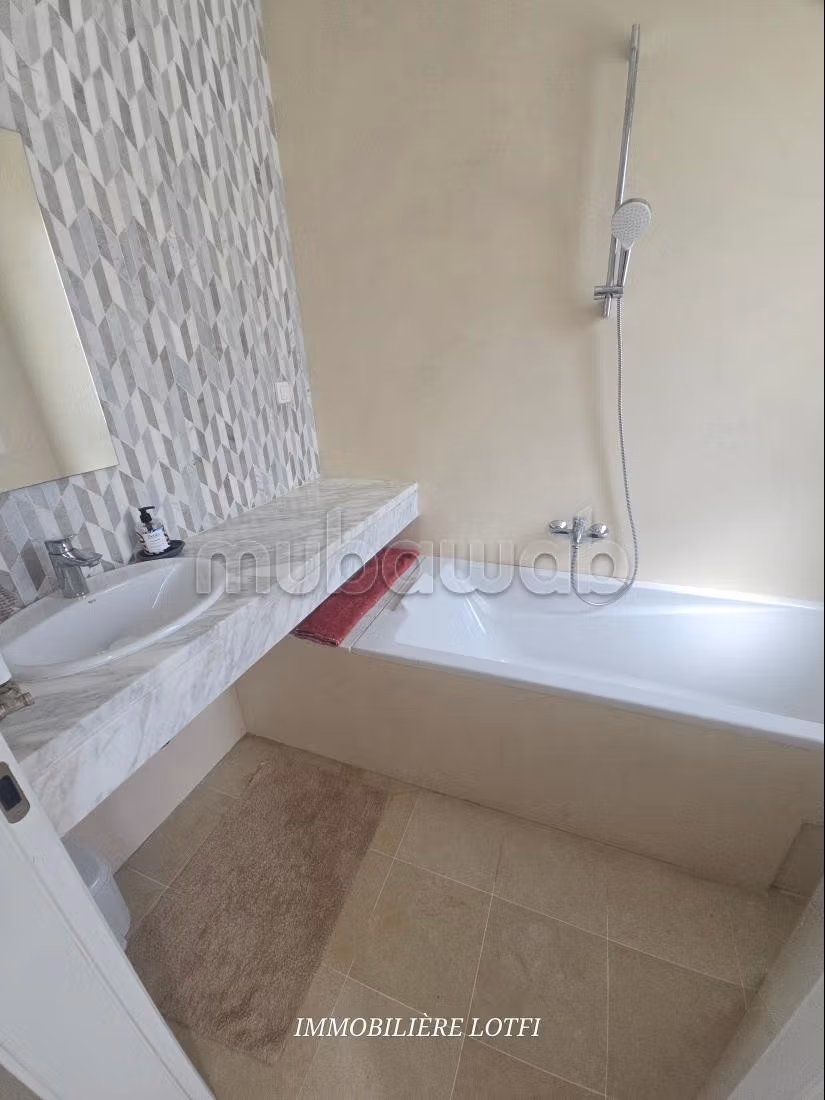 Appartement en location à La Marsa Ville. 2 chambres agréables. Service de concierge et climatisation