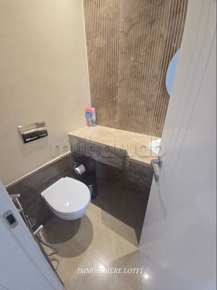 Appartement en location à La Marsa Ville. 2 chambres agréables. Service de concierge et climatisation