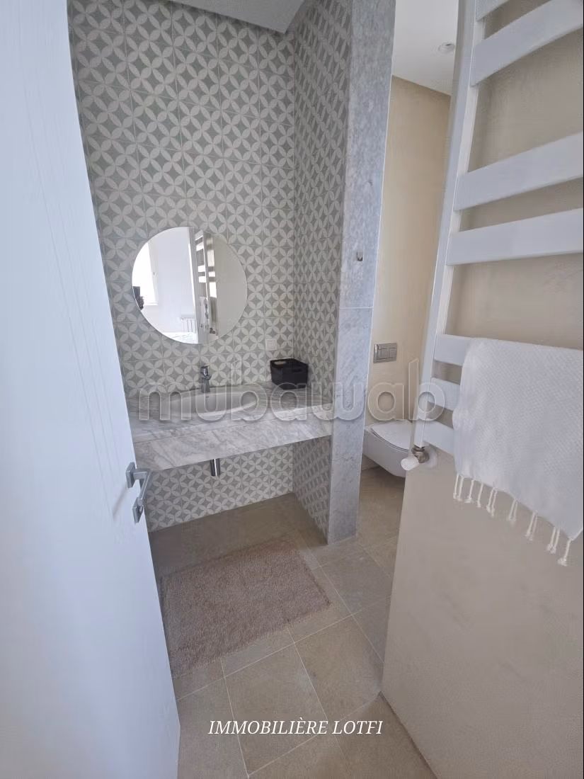 Appartement en location à La Marsa Ville. 2 chambres agréables. Service de concierge et climatisation
