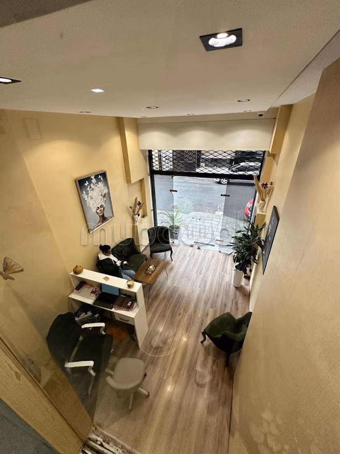 Louez ce local commercial à Bourgogne Ouest. Surface totale 79 m². Double vitrage et porte blindée