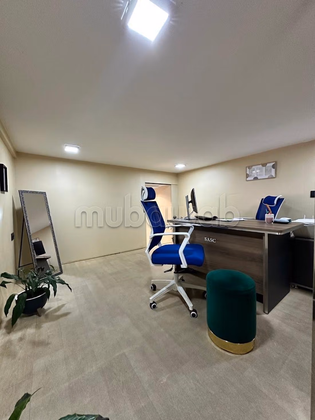 Louez ce local commercial à Bourgogne Ouest. Surface totale 79 m². Double vitrage et porte blindée
