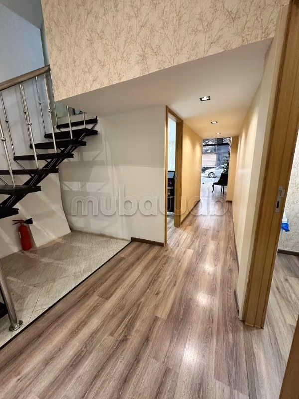 Affitta questo locale commerciale a Bourgogne Ouest. Superficie totale di 79 m². Doppio vetro e porta blindata