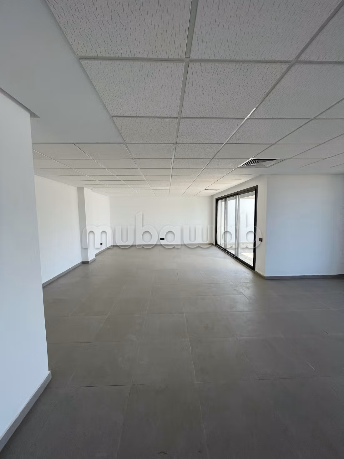Beaux bureaux à louer à Casablanca Finance City. 
Surface de 88 m². 
Porte blindée, sécurité