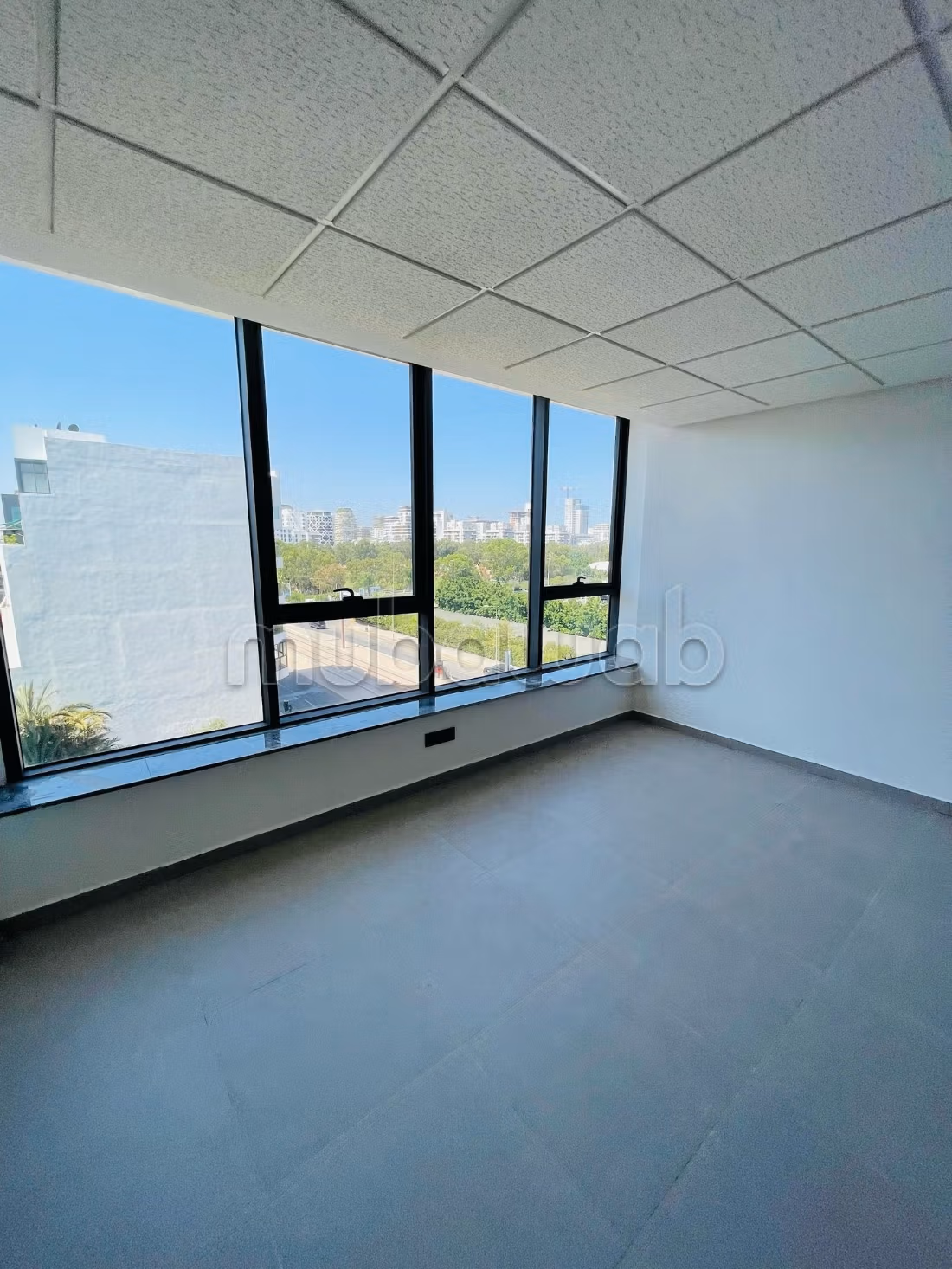 Beaux bureaux à louer à Casablanca Finance City. 
Surface de 88 m². 
Porte blindée, sécurité