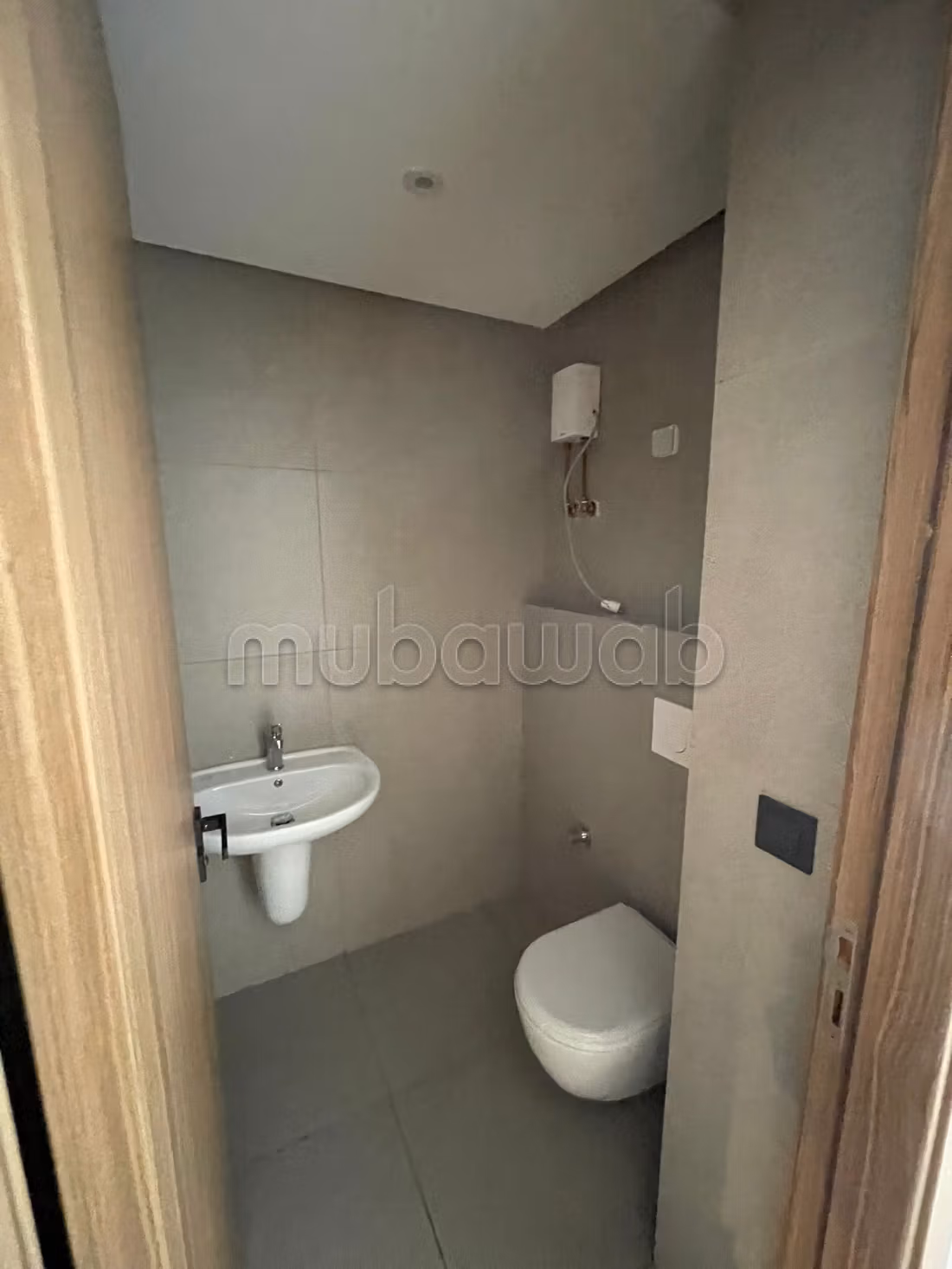 Beaux bureaux à louer à Casablanca Finance City. 
Surface de 88 m². 
Porte blindée, sécurité