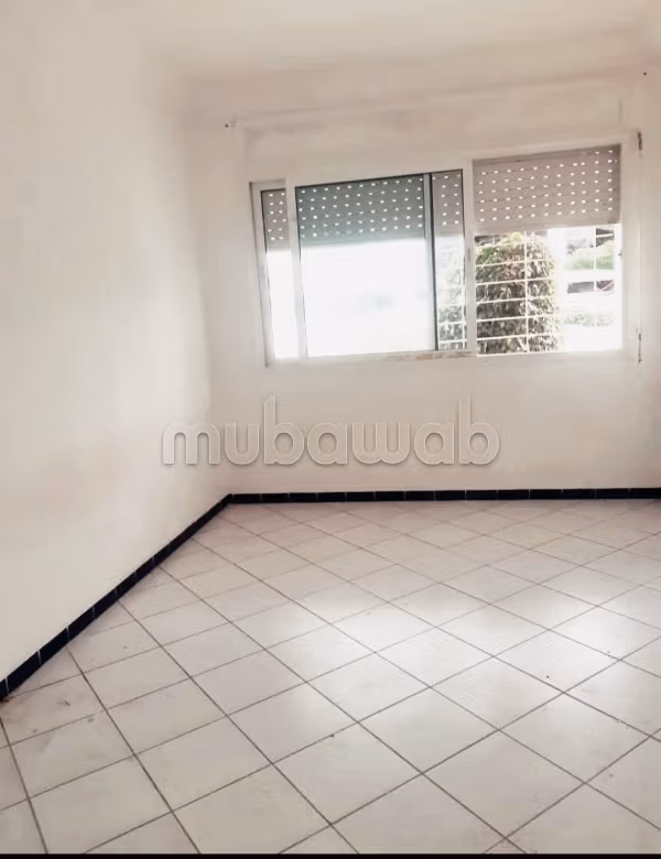 Appartement te huur in Maârif Extension. 3 grote kamers. Beveiligde deur, satellietschotel