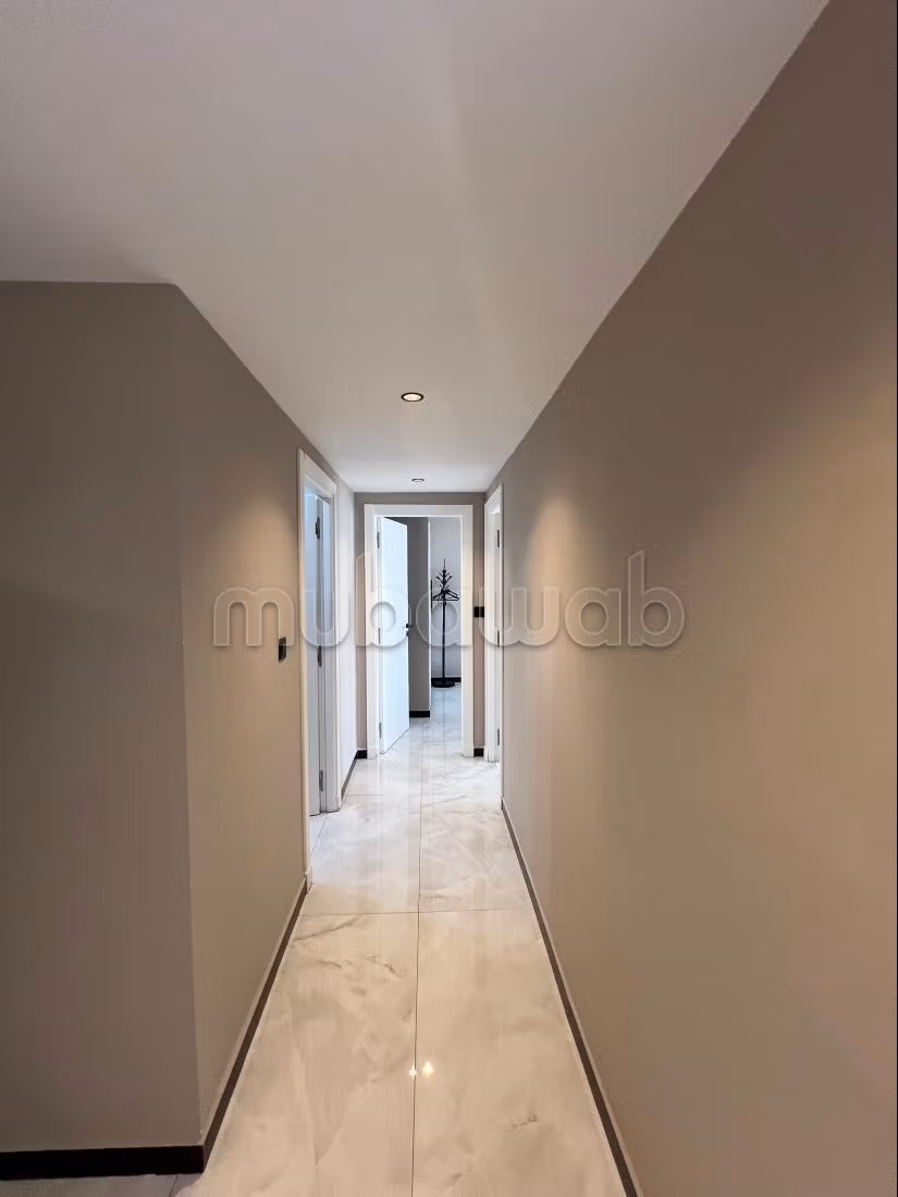 Vakantieappartement te huur in het centrum van Tanger. 4 grote kamers. Adembenemend zeezicht, gepantserde deur