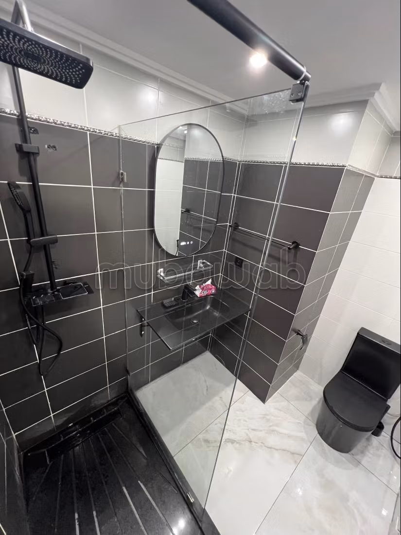 Vakantieappartement te huur in het centrum van Tanger. 4 grote kamers. Adembenemend zeezicht, gepantserde deur