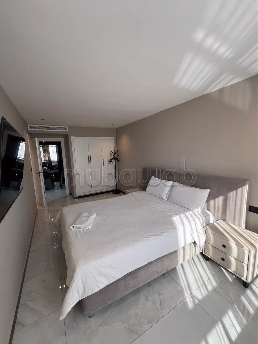 Vakantieappartement te huur in het centrum van Tanger. 4 grote kamers. Adembenemend zeezicht, gepantserde deur