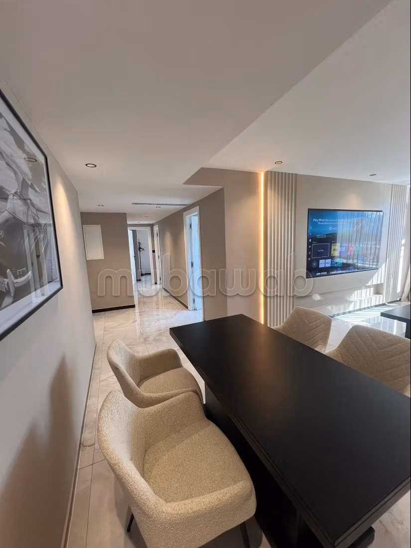 Vakantieappartement te huur in het centrum van Tanger. 4 grote kamers. Adembenemend zeezicht, gepantserde deur
