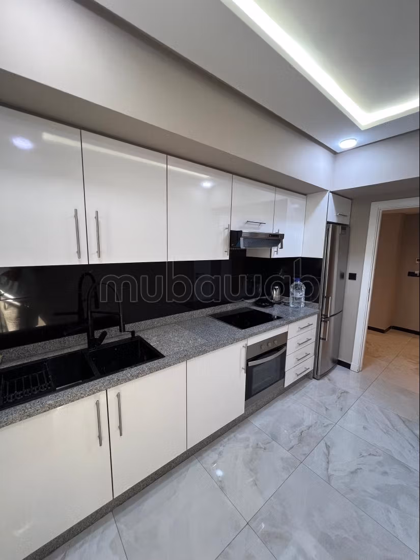 Vakantieappartement te huur in het centrum van Tanger. 4 grote kamers. Adembenemend zeezicht, gepantserde deur