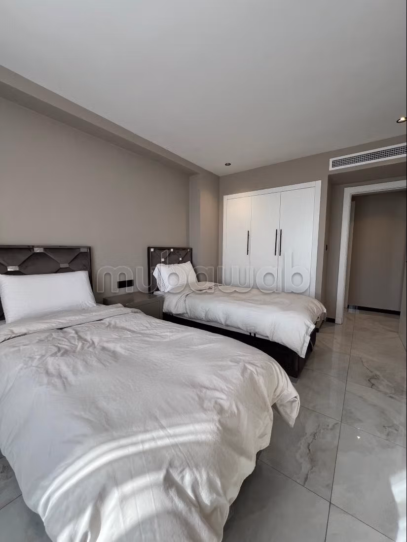 Vakantieappartement te huur in het centrum van Tanger. 4 grote kamers. Adembenemend zeezicht, gepantserde deur