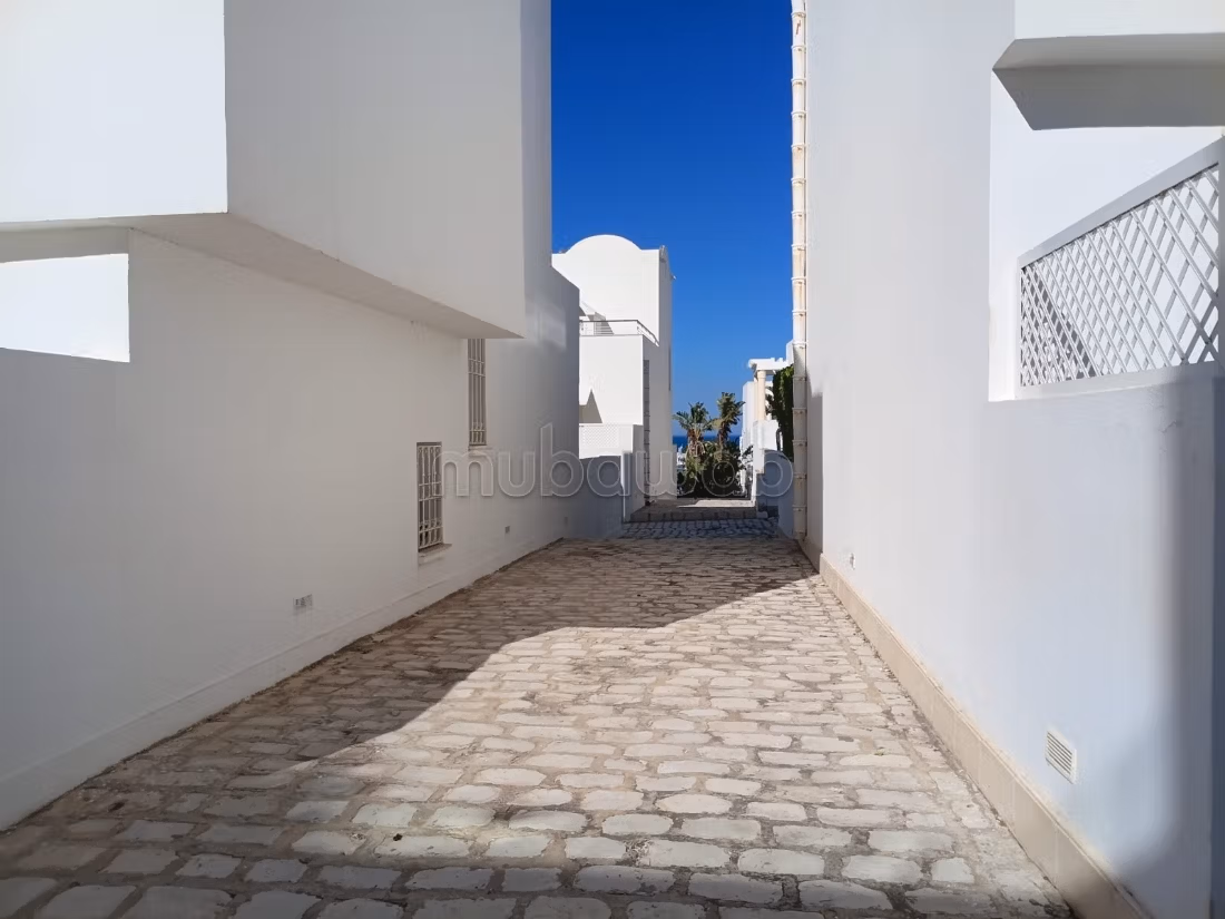 Triplex Contemporaneo Chic in Affitto a Gammarth