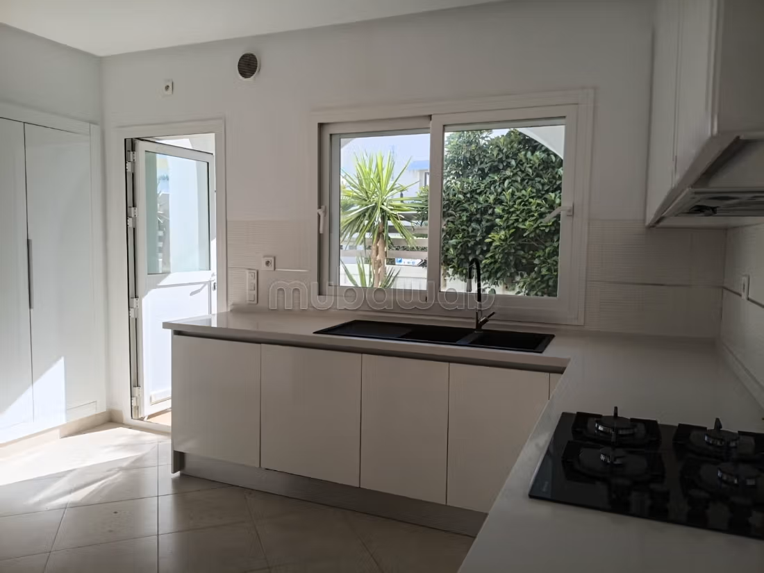 Triplex Contemporaneo Chic in Affitto a Gammarth