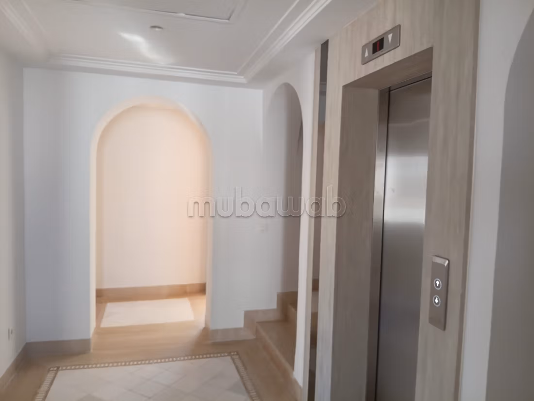 Triplex Contemporaneo Chic in Affitto a Gammarth
