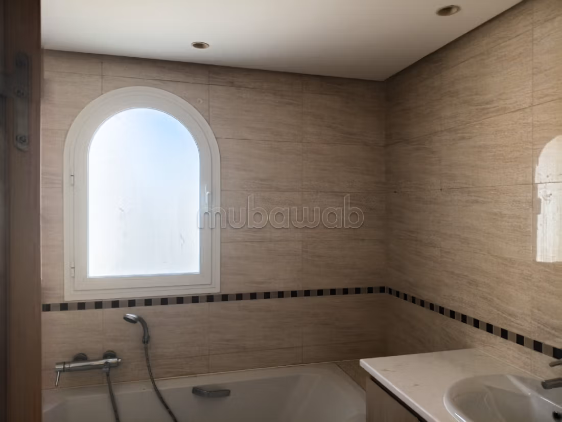 Triplex Contemporaneo Chic in Affitto a Gammarth