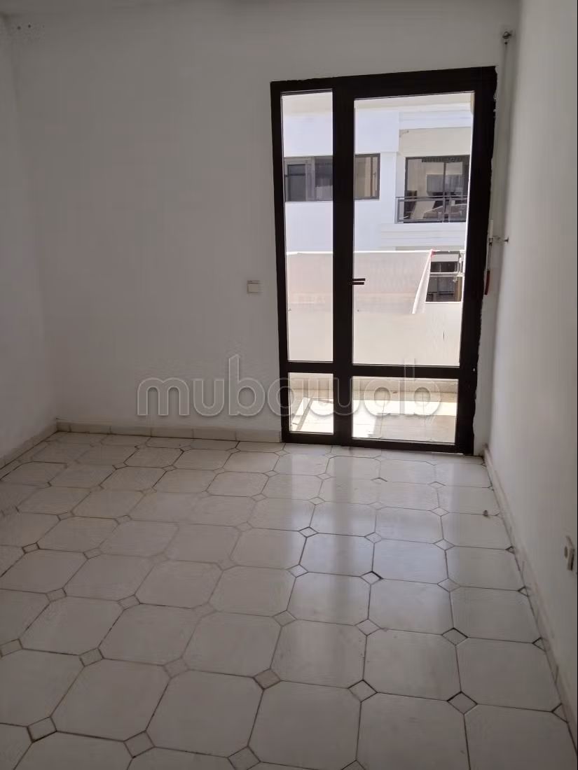 Appartement à l'achat à Guich Oudaya.
Superficie 75 m².
Antenne parabolique et Porte blindée